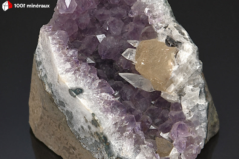 Géode d'Améthyste d'Uruguay - Détail de la cristallisation de Calcite blanche - BM539