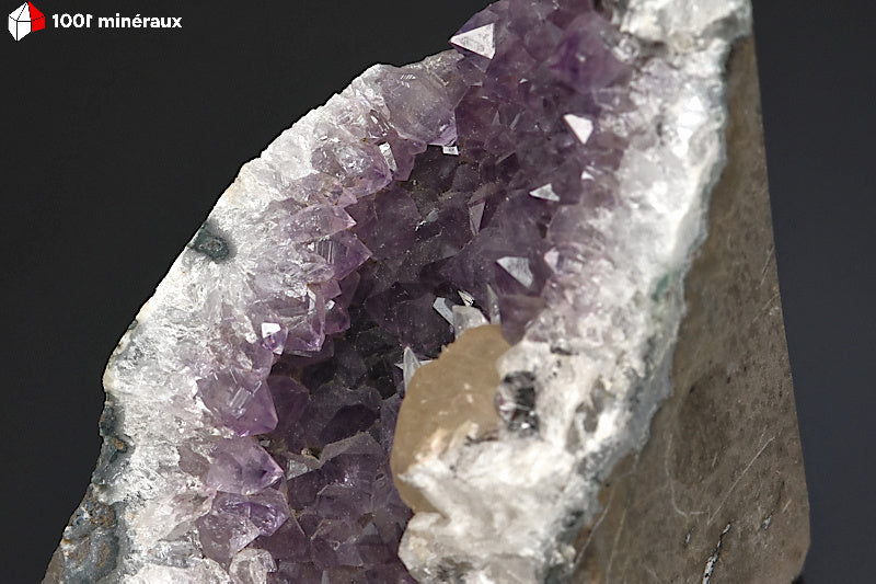 Géode d'Améthyste d'Uruguay - Détail des cristaux violets et Calcite translucide - BM539