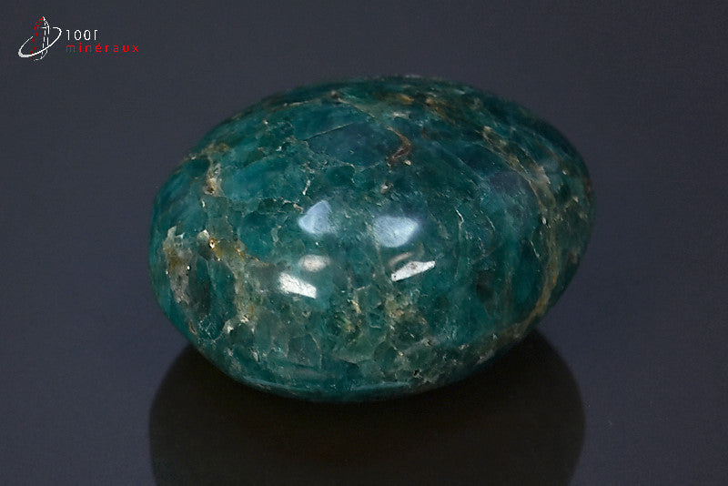 Galet minéral poli d'apatite bleue de Madagascar