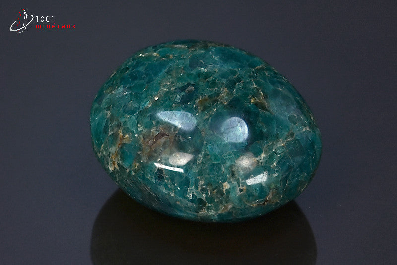 Galet minéral poli d'apatite bleue de Madagascar