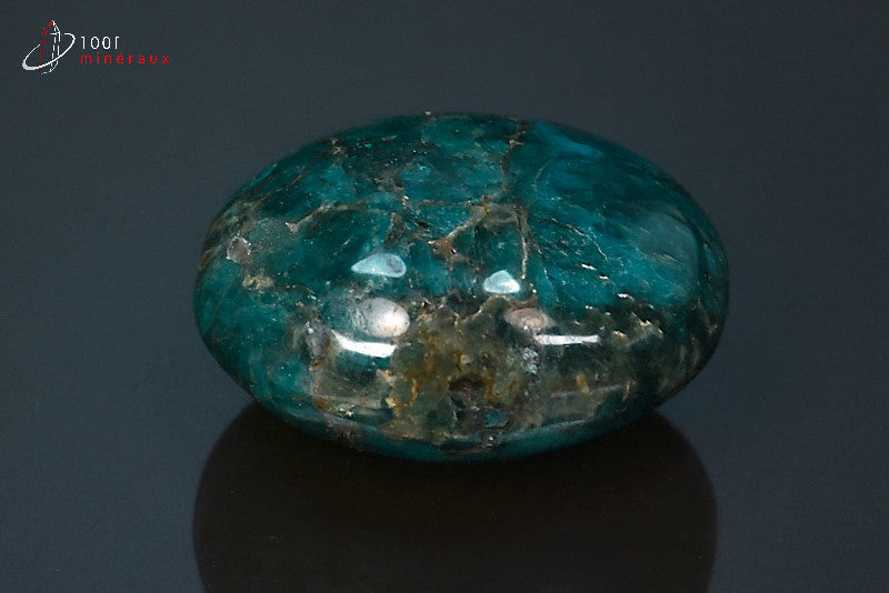 Galet minéral poli d'apatite bleue de Madagascar