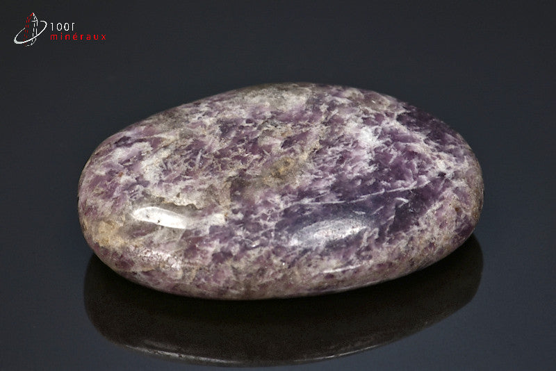 Minéral poli de lépidolite violette en galet de Madagascar