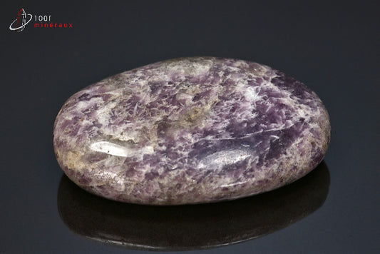Minéral poli de lépidolite violette en galet de Madagascar