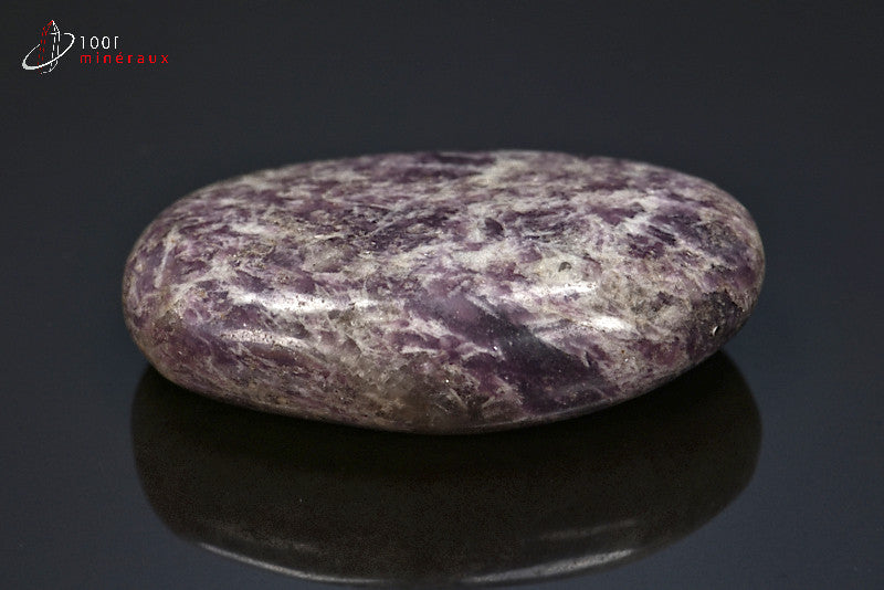 Minéral poli de lépidolite violette en galet de Madagascar
