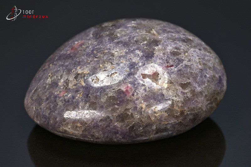 Minéral poli de lépidolite violette en galet de Madagascar