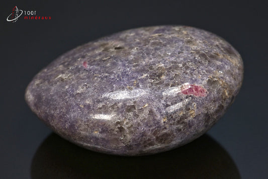 Minéral poli de lépidolite violette en galet de Madagascar