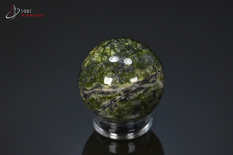 Sphère minérale polie de jade, serpentine et hématite du Pakistan