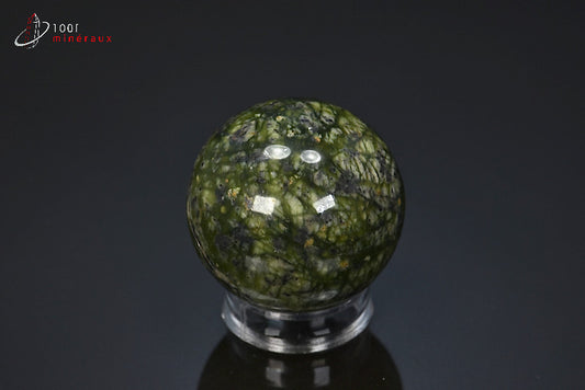 Sphère minérale polie de jade, serpentine et hématite du Pakistan