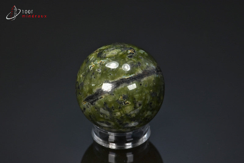 Sphère minérale polie de jade, serpentine et hématite du Pakistan