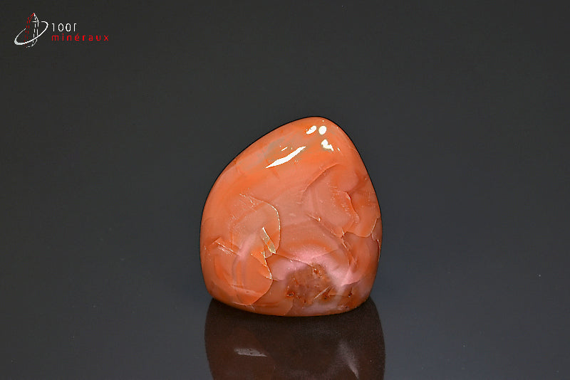 Minéral poli de cornaline orange et jaune de Madagascar en forme libre