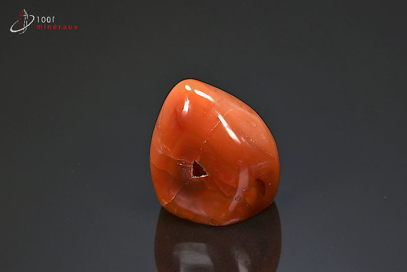 Minéral poli de cornaline orange et jaune de Madagascar en forme libre