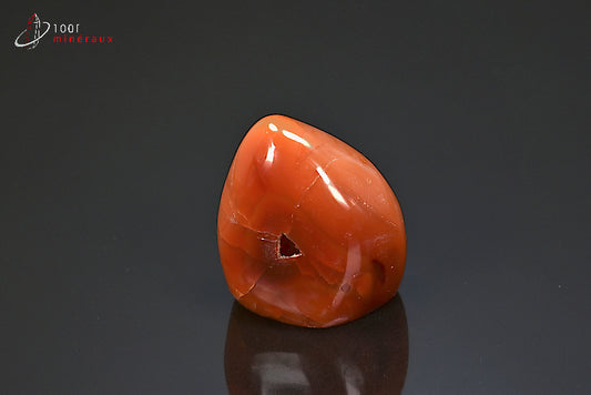 Minéral poli de cornaline orange et jaune de Madagascar en forme libre