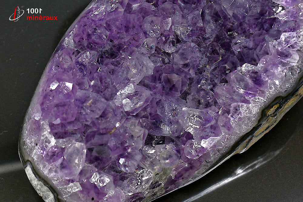 Minéral d'améthyste violette cristallisée et polie d'Uruguay