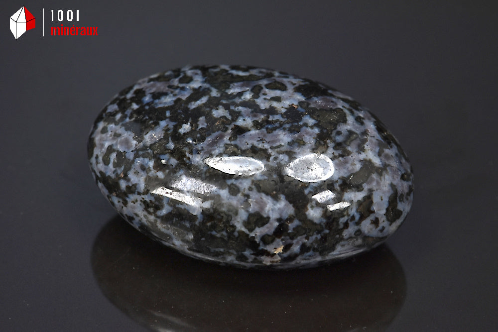 Minéral en galet poli de gabbro bleu de Madagascar