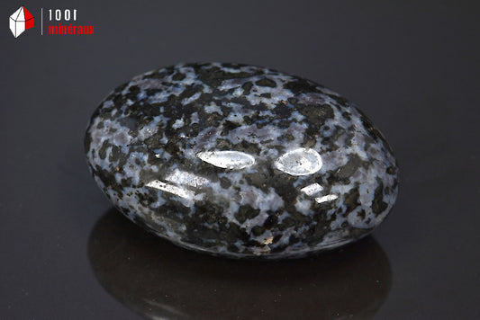 Minéral en galet poli de gabbro bleu de Madagascar