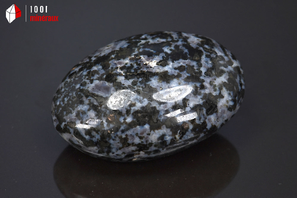 Minéral en galet poli de gabbro bleu de Madagascar