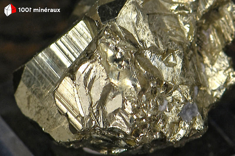 Pyrite cristallisée Pérou - Détail des faces courbes caractéristiques des pyritoèdres - 28 g
