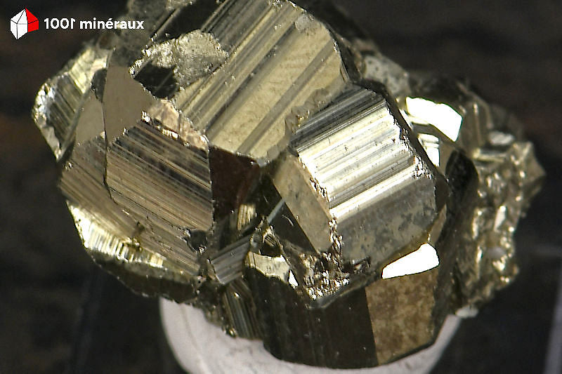 Pyrite cristallisée Pérou - Détail des faces courbes des grands pyritoèdres - 25 g
