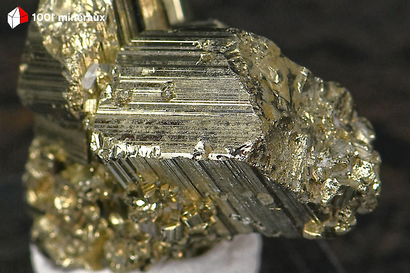 Pyrite cristallisée Pérou - Détail de l'éclat métallique doré des 5 cristaux - 23 g
