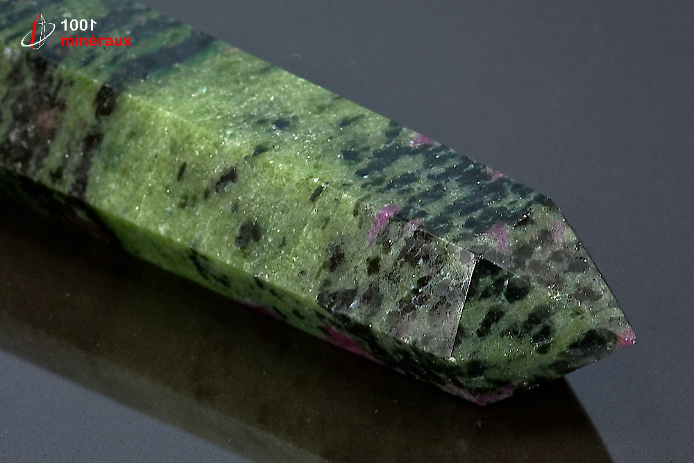 Minéral taillé en obélisque en zoïsite à rubis de Tanzanie