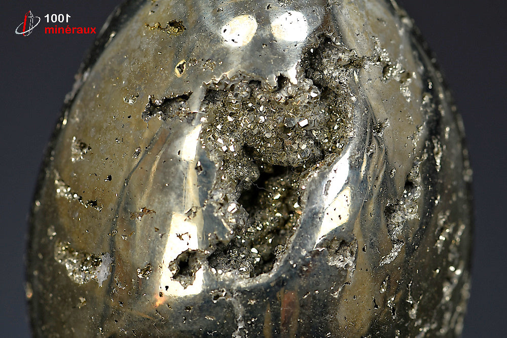 Œuf Pyrite polie Pérou - Détail de la surface métallique dorée et micro-cristaux - 306 g
