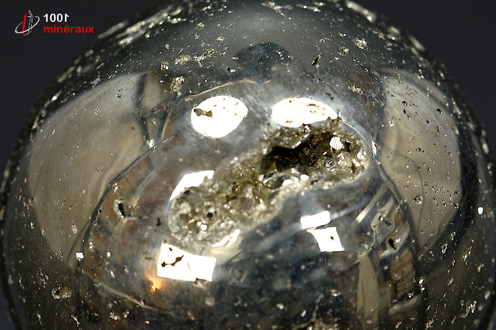 Sphère Pyrite polie Pérou - Détail de la surface métallique dorée et micro-cristaux - 426 g
