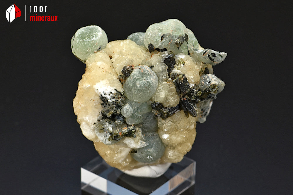 Minéral cristallisé de prehnite verte ronde sur stilbite avec épidote du Mali