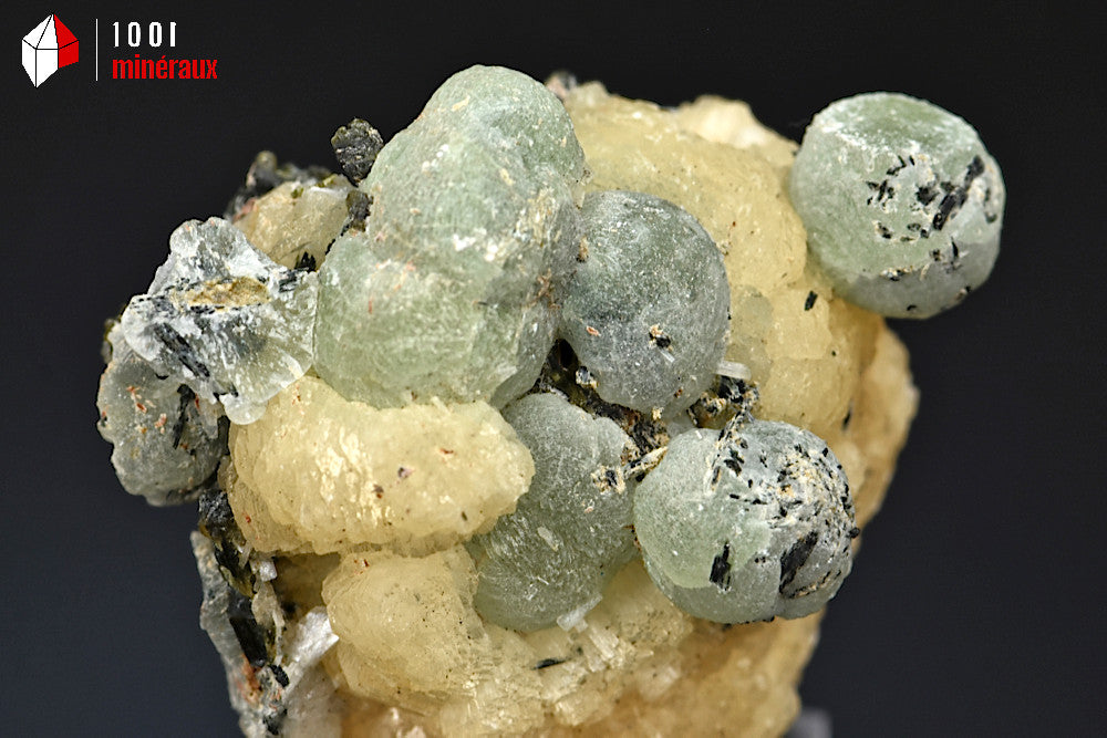 Minéral cristallisé de prehnite verte ronde sur stilbite avec épidote du Mali