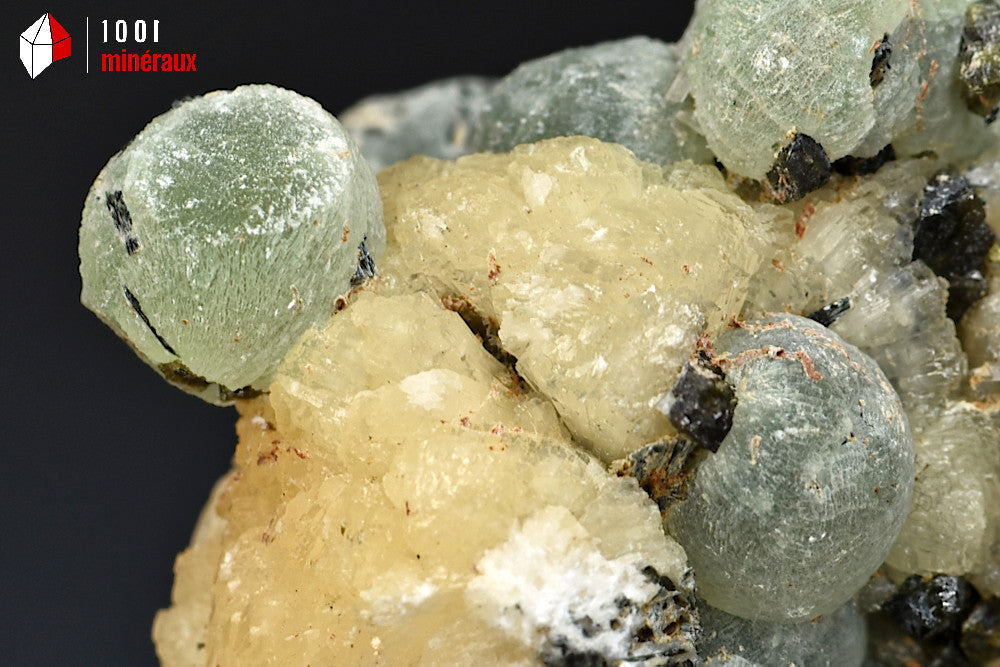 Minéral cristallisé de prehnite verte ronde sur stilbite avec épidote du Mali