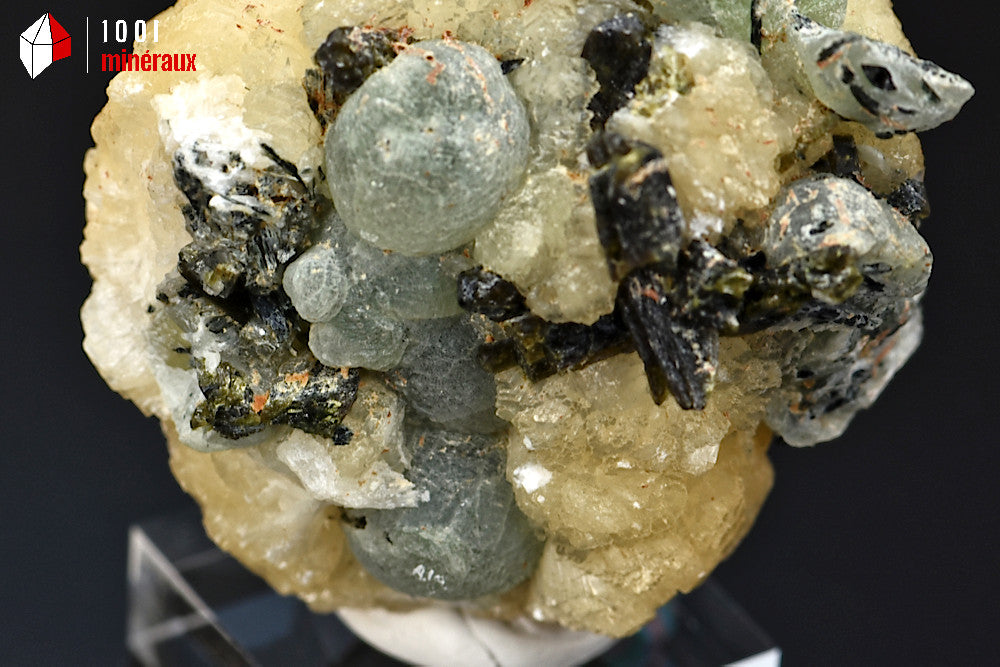 Minéral cristallisé de prehnite verte ronde sur stilbite avec épidote du Mali