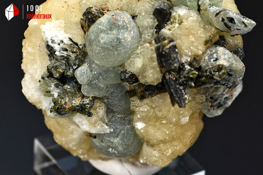 Minéral cristallisé de prehnite verte ronde sur stilbite avec épidote du Mali