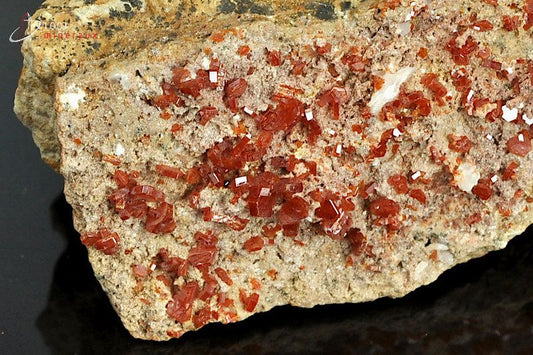 Minéral cristallisé de vanadinite du Maroc