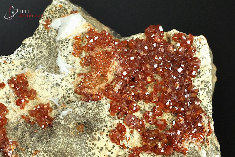 Minéral cristallisé de vanadinite du Maroc