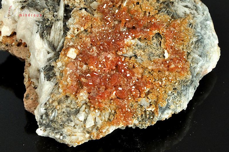 Minéral cristallisé de vanadinite du Maroc