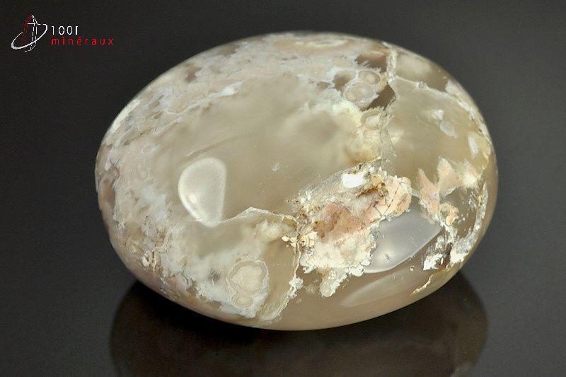 Galet minéral poli d'une agate fleurs blanche pour la lithothérapie de Madagascar