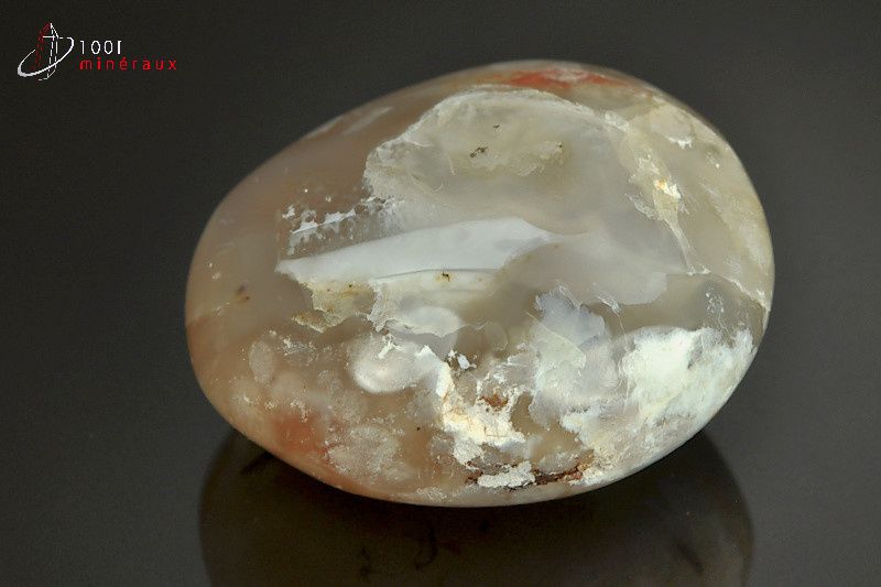 Galet minéral poli d'une agate fleurs blanche pour la lithothérapie de Madagascar