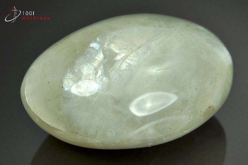 Minéral poli de garniérite verte de Madagascar en galet