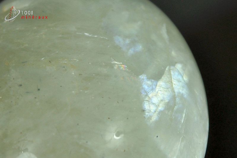 Minéral poli de garniérite verte de Madagascar en galet
