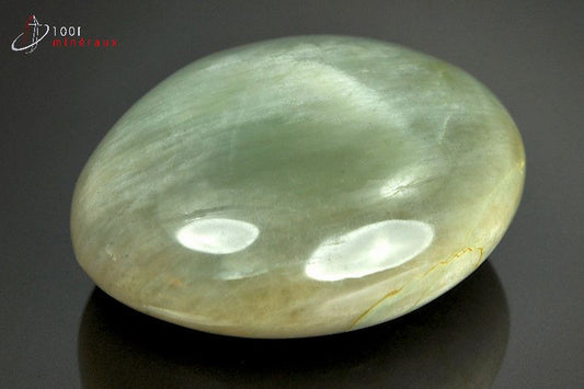 Minéral poli de garniérite verte de Madagascar en galet