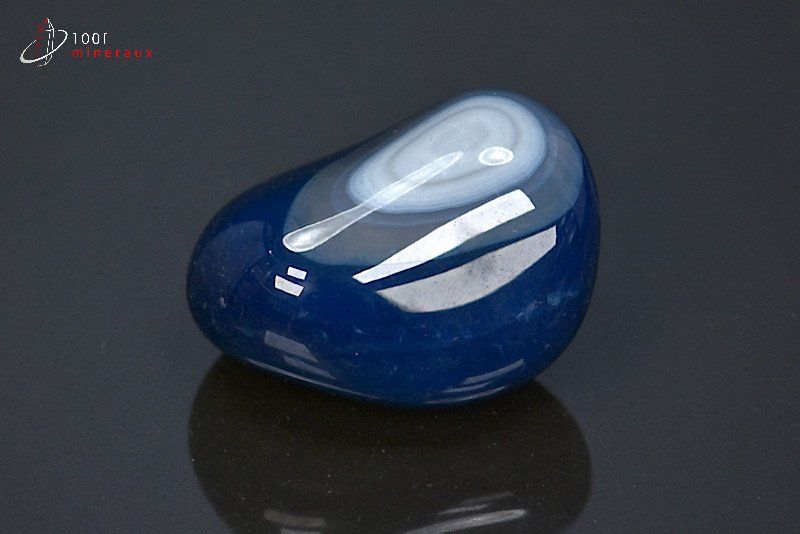 Minéral poli d'agate teintée bleue du Brésil
