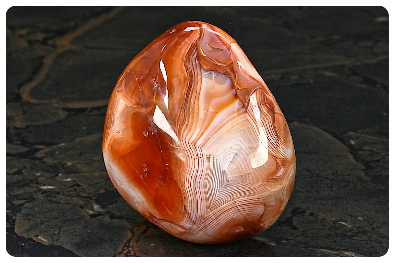 minéraux en formes libres polies