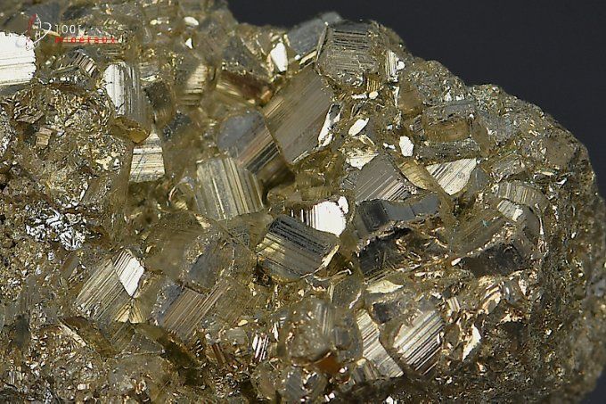 pyrite-octaedrique-mineraux-cristaux