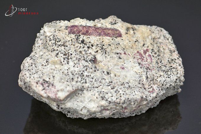 Corindon Rubis dans roche - Madagascar - minéraux bruts 8,4 cm / 194g / BE736