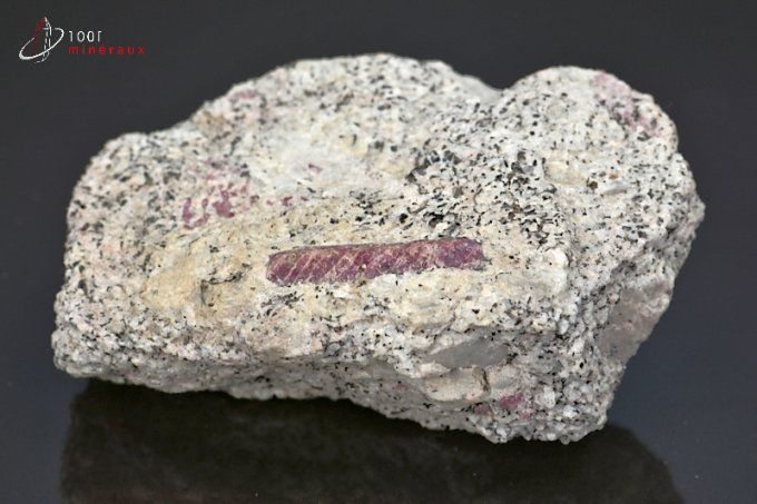 Corindon Rubis dans roche - Madagascar - minéraux bruts 8,4 cm / 194g / BE736