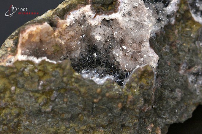 pyrolusite-manganese-mineraux-cristaux