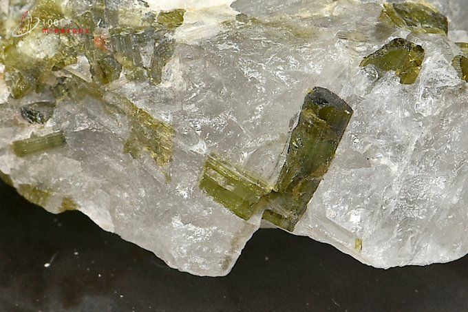 tourmaline-mineraux-quartz-cristaux