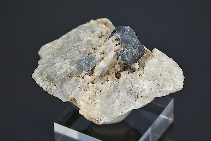 Spinelle bleu sur Quartz