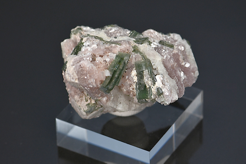 Tourmaline verte sur Quartz